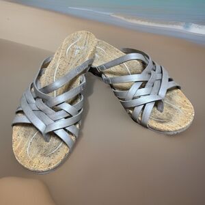 Ahnu Maia Leather Silver Strappy Thong Sandals Womens 7M Beachy Boho Slip On